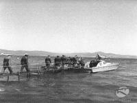 images/gallery/Alcuni generali dell'Esercito e dell'Aeronautica percorrono una passerella sul Lago di Bracciano 25 maggio 1952.jpg